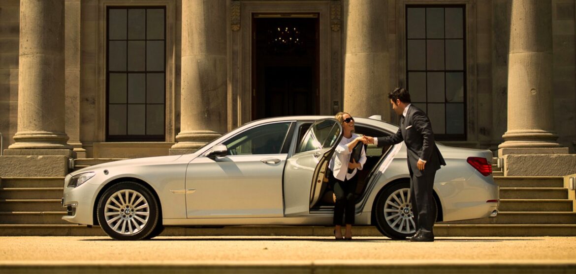 What is a Chauffeur Service in Dubai?
