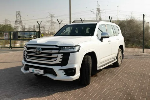 land cruiser in UAE v8